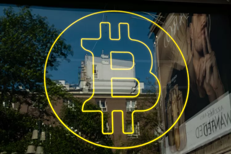 比特币三个月来首次突破 10 万美元，加密货币股应声上涨